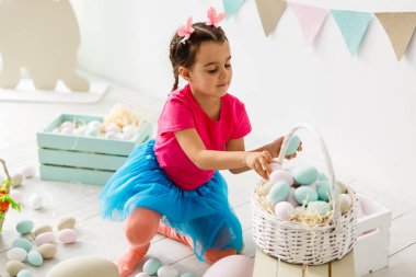 Paskalya oynarken küçük kız oturma odası dekore edilmiştir.