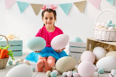 Paskalya oynarken küçük kız oturma odası dekore edilmiştir.