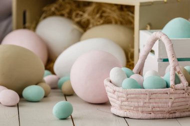Pastel renkli Paskalya yumurtaları döşenmiş oturma odasında yığını