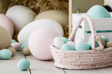 Pastel renkli Paskalya yumurtaları döşenmiş oturma odasında yığını