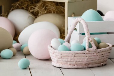Pastel renkli Paskalya yumurtaları döşenmiş oturma odasında yığını