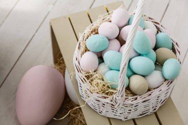 Pastel renkli Paskalya yumurtaları döşenmiş oturma odasında yığını