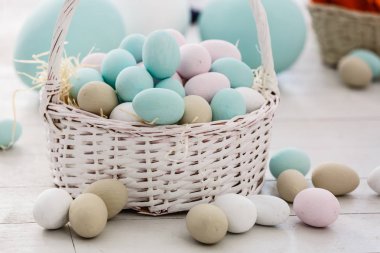 Pastel renkli Paskalya yumurtaları döşenmiş oturma odasında yığını