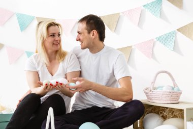 Paskalya dekore oturma odasında poz genç mutlu çift