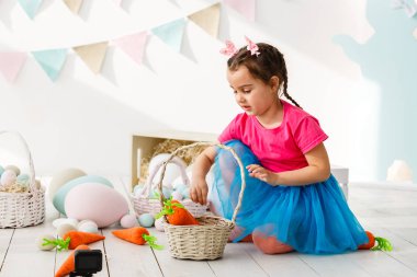 Paskalya oynarken küçük kız oturma odası dekore edilmiştir.