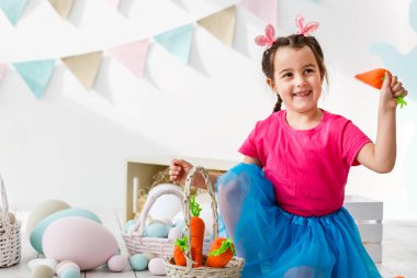 Paskalya oynarken küçük kız oturma odası dekore edilmiştir.