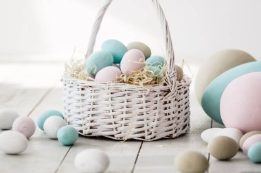 Pastel renkli Paskalya yumurtaları döşenmiş oturma odasında yığını