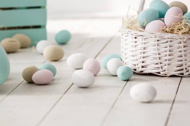 Pastel renkli Paskalya yumurtaları döşenmiş oturma odasında yığını