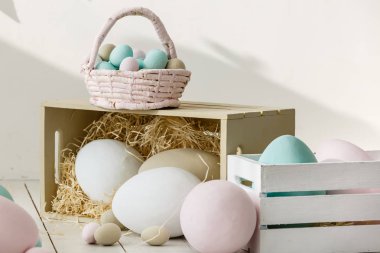 Pastel renkli Paskalya yumurtaları döşenmiş oturma odasında yığını
