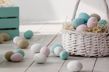 Pastel renkli Paskalya yumurtaları döşenmiş oturma odasında yığını