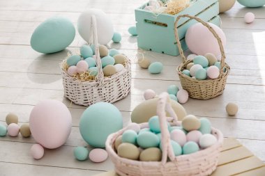 Pastel renkli Paskalya yumurtaları döşenmiş oturma odasında yığını