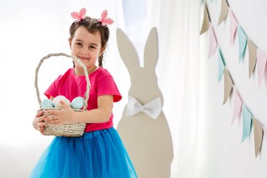 Paskalya oynarken küçük kız oturma odası dekore edilmiştir.