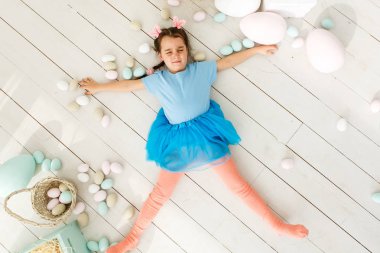 Paskalya oynarken küçük neşeli kız oturma odası dekore edilmiştir.