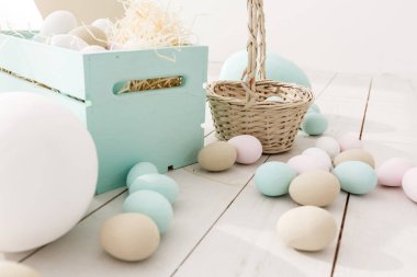 Pastel renkli Paskalya yumurtaları döşenmiş oturma odasında yığını