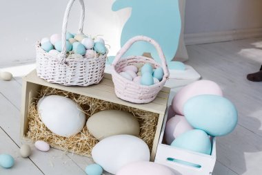 Pastel renkli Paskalya yumurtaları döşenmiş oturma odasında yığını