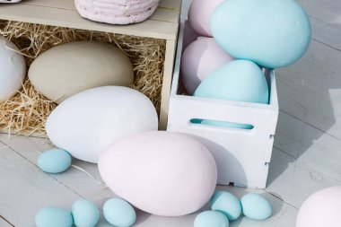 Pastel renkli Paskalya yumurtaları döşenmiş oturma odasında yığını