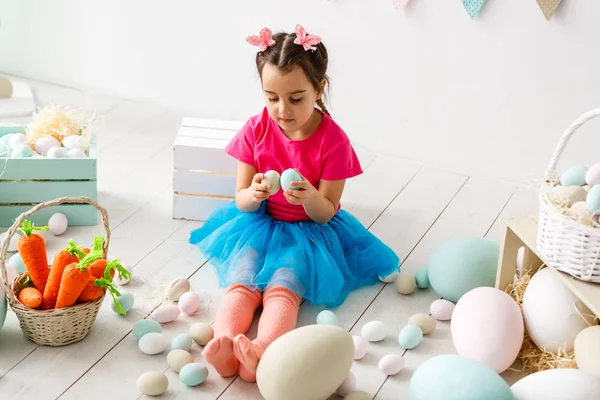 Маленька Дівчинка Грає Великдень Прикрашена Вітальня — стокове фото