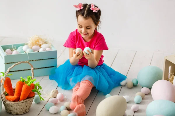 Kleines Mädchen Spielt Oster Dekorierten Wohnzimmer — Stockfoto