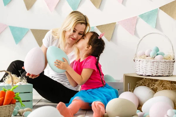 Счастливая Маленькая Девочка Мамой Играющей Пасхальными Яйцами — стоковое фото