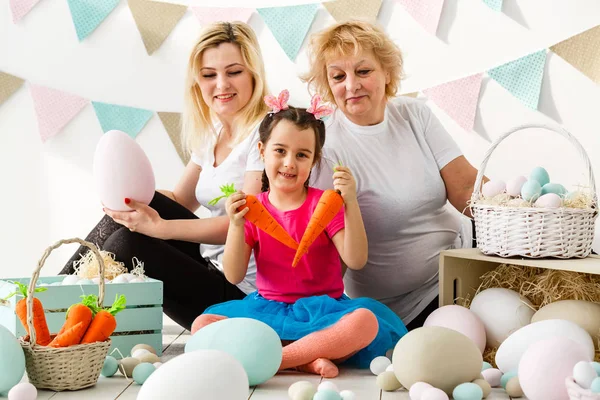 Glückliches Kleines Mädchen Mit Mutter Und Großmutter Beim Ostereierspielen — Stockfoto