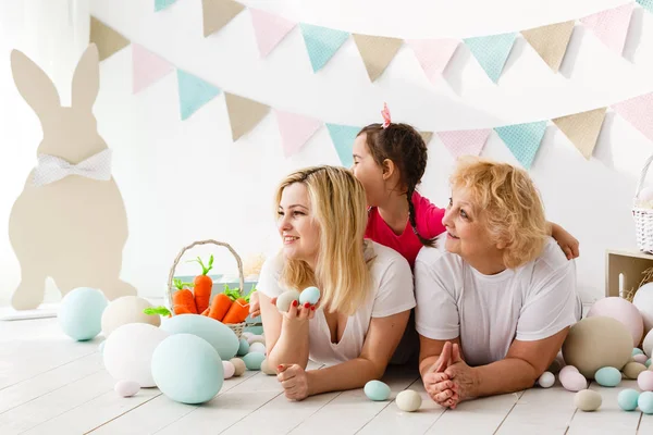 Glückliches Kleines Mädchen Mit Mutter Und Großmutter Beim Ostereierspielen — Stockfoto