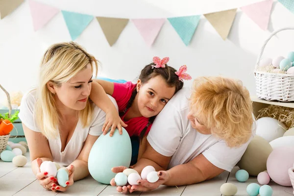 Glückliches Kleines Mädchen Mit Mutter Und Großmutter Beim Ostereierspielen — Stockfoto
