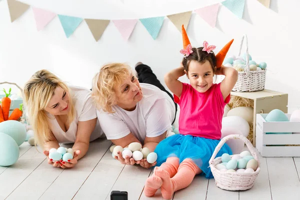 Glückliches Kleines Mädchen Mit Mutter Und Großmutter Beim Ostereierspielen — Stockfoto