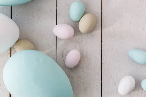 Купа Барвистих Пастельних Великодніх Яєць Декорованій Вітальні — стокове фото