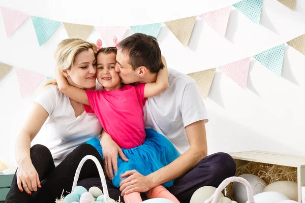 Glückliche Familie Mit Kleiner Tochter Die Mit Ostereiern Spielt — Stockfoto