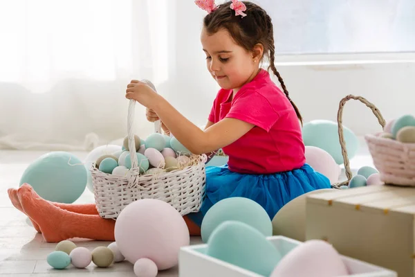 Kleines Mädchen Spielt Oster Dekorierten Wohnzimmer — Stockfoto