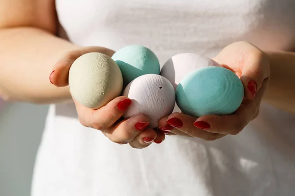 Крупним Планом Жіночі Руки Тримають Купу Пастельних Великодніх Яєць — стокове фото