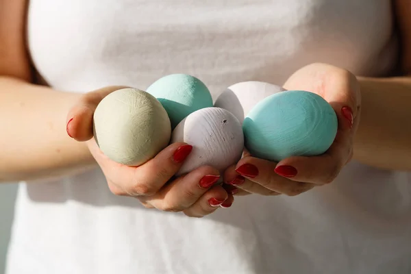 Крупним Планом Жіночі Руки Тримають Купу Пастельних Великодніх Яєць — стокове фото