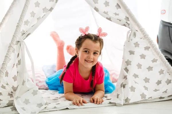 Porträt Eines Hübschen Kleinen Mädchens Gemütlichen Wohnzimmer Hause — Stockfoto