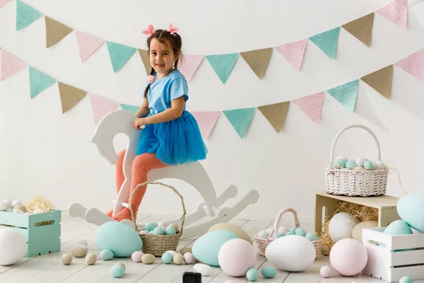 Маленька Дівчинка Грає Великдень Прикрашена Вітальня — стокове фото