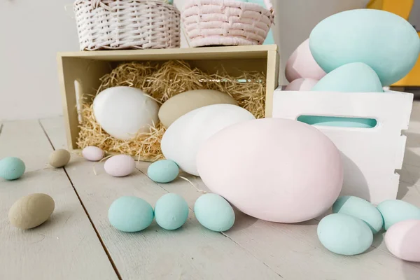 Купа Барвистих Пастельних Великодніх Яєць Декорованій Вітальні — стокове фото