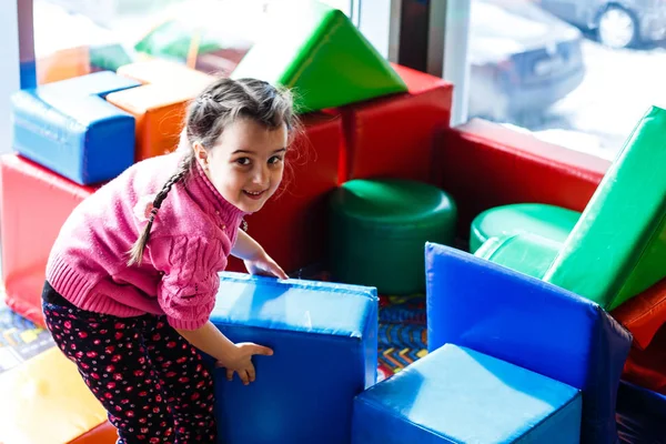 Menina Bonito Jogando Com Cubos Macios — Fotografia de Stock