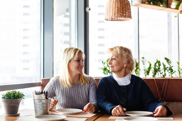 Két Boldog Beszélget Kávézóban Egy Idős Felnőtt Lánya Kávéznak Kávézóban — Stock Fotó