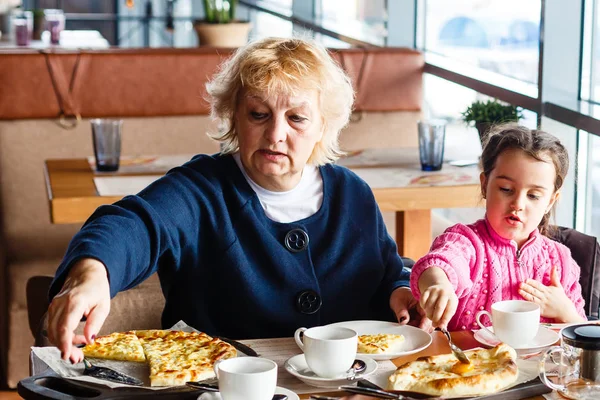 Grand Mère Petite Fille Petit Déjeuner Dans Café — Photo