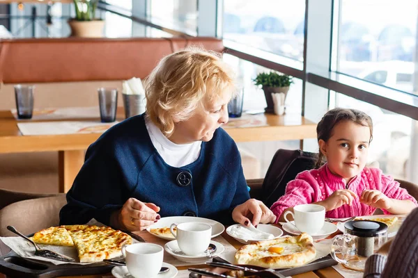 Conceito Infância Pessoas Avó Feliz Menina Com Colher Comendo Café — Fotografia de Stock