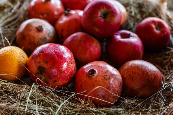 Mucchio Melograni Crudi Sdraiato Sulla Paglia Secca — Foto Stock