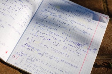 Öğrenci yarıyıl Not defteri matematiksel formüller içeren görünümü Kapat