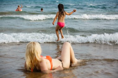 genç kadın kumlu plaj rahatlatıcı 