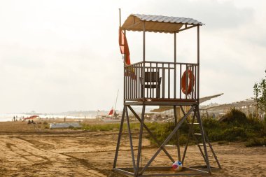 Sahilde can kurtaran istasyonuyla güneş doğuyor.