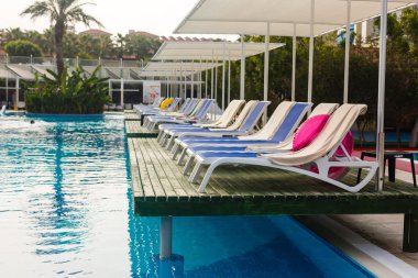 Yüzme Havuzu, tatil kavramı, boş şezlonglar