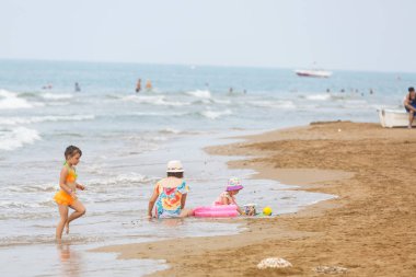 İnsanlar sahilde dinleniyor.