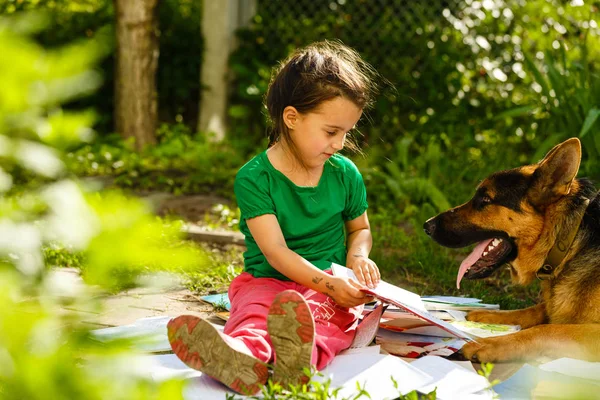 Menina Cachorro Estudando Jardim Primavera Verde — Fotografia de Stock