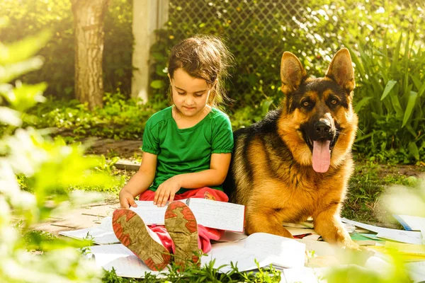 Menina Cachorro Estudando Jardim Primavera Verde — Fotografia de Stock