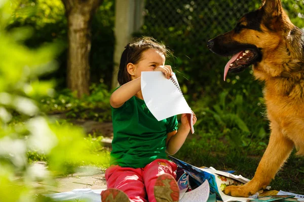 Menina Cachorro Estudando Jardim Primavera Verde — Fotografia de Stock