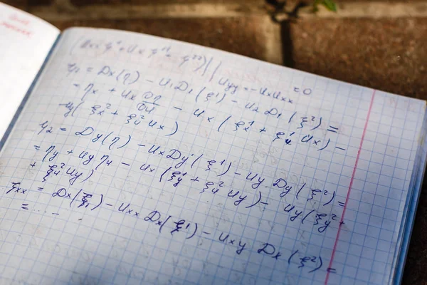 数式での学校のノートの表示を閉じる — ストック写真