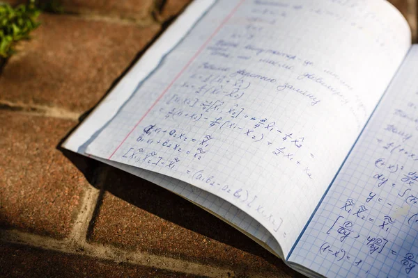 Vista Cercana Del Cuaderno Escuela Con Fórmulas Matemáticas — Foto de Stock